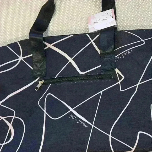 MALI & LILI WEEKENDER TRAVEL BAG - NWT Black & White Abstract pattern. - Picture 9 of 9